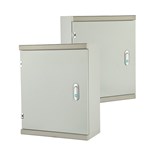 Boîte étanche avec ouvertures pour raccord de conduit