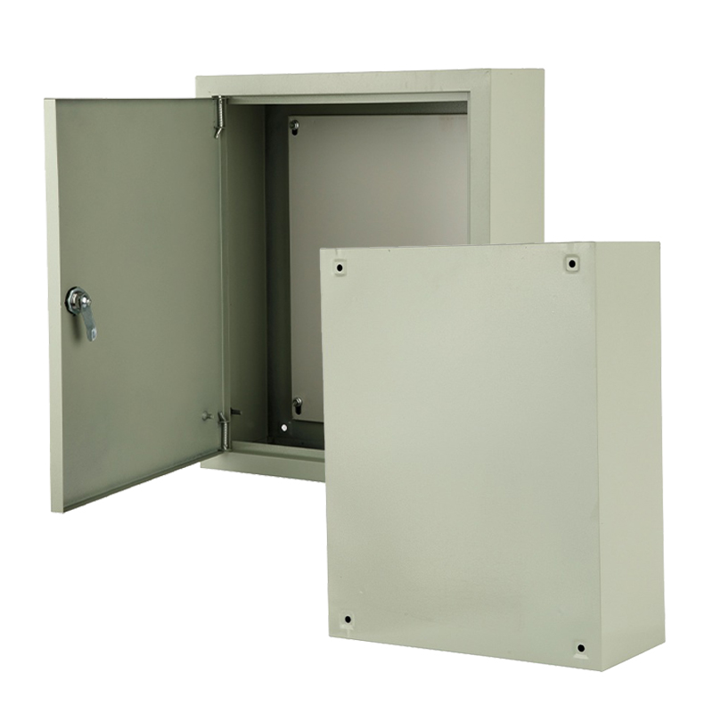 Boîte électrique métallique avec ouvertures prédécoupées sur le dessus et le dessous