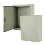 Boîte électrique métallique avec ouvertures prédécoupées sur le dessus et le dessous